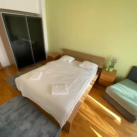 Green Apartment 214 With Private Parking-3